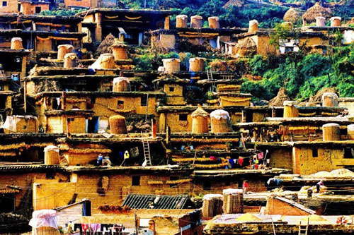 Độc đáo làng cổ có trăm ngôi nhà chồng lên nhau