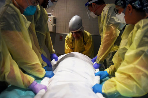 40 giây lại có một ca tử vong vì COVID-19, Mỹ lo sợ dịch bệnh "phủ bóng" mùa lễ hội