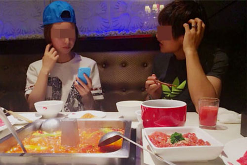 Lần đầu đi ăn với 'crush', chàng trai bị cô gái tranh trả tiền, lúc về nhà mới biết được sự thật