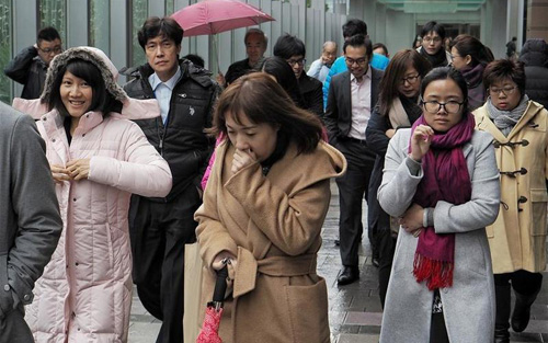 Đối phó với gió mùa tăng cường: Làm gì để không bị sốc nhiệt, cảm lạnh?