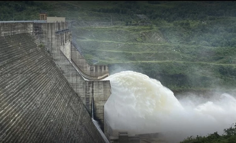 Tuy chưa được phép tích nước, vận hành, nhưng Thủy điện Thượng Nhật đã nhiều lần tự ý tích nước trong mùa mưa lũ, ngành chức năng phải cưỡng chế mới chịu xả nước (Ảnh: Internet)