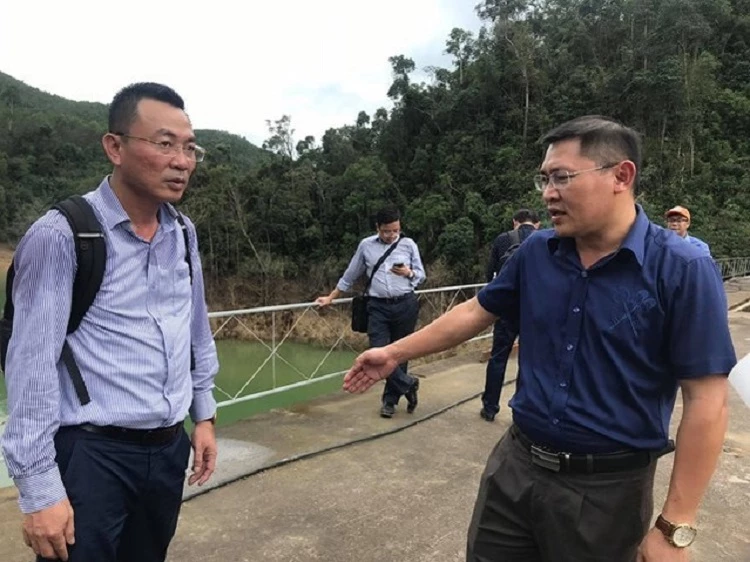 Ông Lê Văn Khoa (bìa phải), Chủ đầu tư Nhà máy Thủy điện Thượng Nhật báo cáo với đoàn công tác Bộ Công thương. (Ảnh: Đại Đoàn Kết).