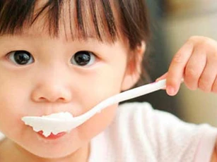Sai lầm khi cho trẻ ăn sữa chua mất sạch dinh dưỡng, dễ đón bệnh vào người