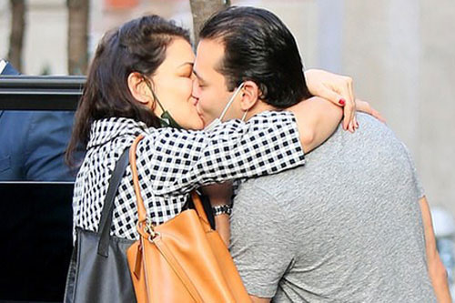 Katie Holmes hôn tạm biệt bồ trẻ