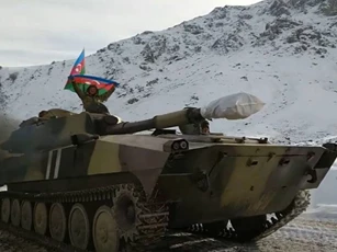 Azerbaijan đưa pháo tự hành và vũ khí hạng nặng tới biên giới Armenia