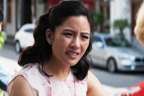 Cùng chồng đi siêu thị, đến quầy đồ dành cho phụ nữ, chị bán hàng tươi cười hỏi một câu khiến tôi rụng rời chân tay