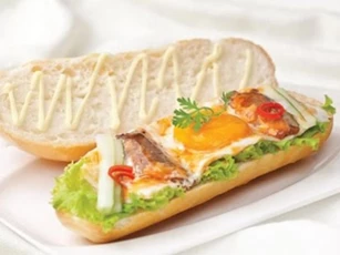 Cách làm bánh mì ốp la cá mòi lạ miệng cho bữa sáng