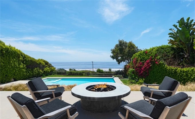 The villa is located on the most beautiful white sand beach in Malibu.  Avril will be the neighbor of singer Lady Gaga.