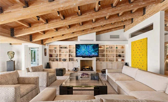 The interior is designed in a modern, luxurious and elegant style.  The house impresses with its wooden beam ceiling and spotlights, creating a sparkling and cozy space at night.