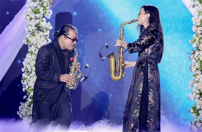 Saxophone Trần Mạnh Tuấn song tấu cùng con gái An Trần tiết mục Hạ trắng đầy cảm xúc. Đêm nhạc Gánh nhau trong đời do đạo diễn Vũ Thành Vinh chỉ đạo thực hiện được dàn dựng công phu với hiệu ứng 4D, dẫn dắt khán giả tới những câu chuyện cảm động về hoàn cảnh của người dân miền Trung trong thiên tai, bão lũ.