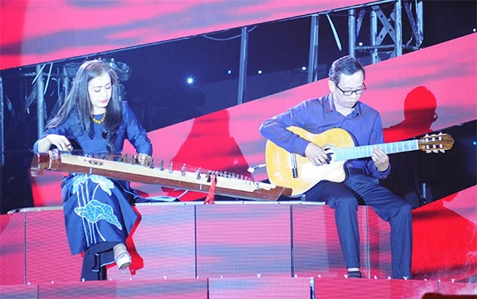 NSƯT Hải Phượng (trái) biểu diễn đàn tranh bài Thương về miền Trung với sự hỗ trợ của nghệ sĩ guitar Lê Huy.