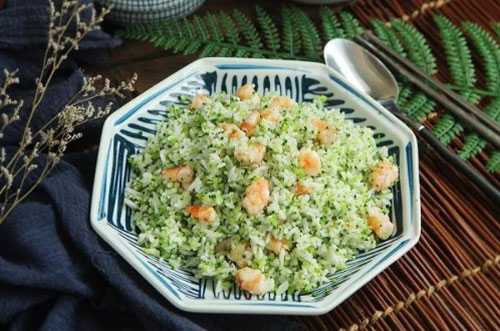 Cơm chiên tôm súp lơ xanh bắt mắt cho bữa sáng chắc bụng