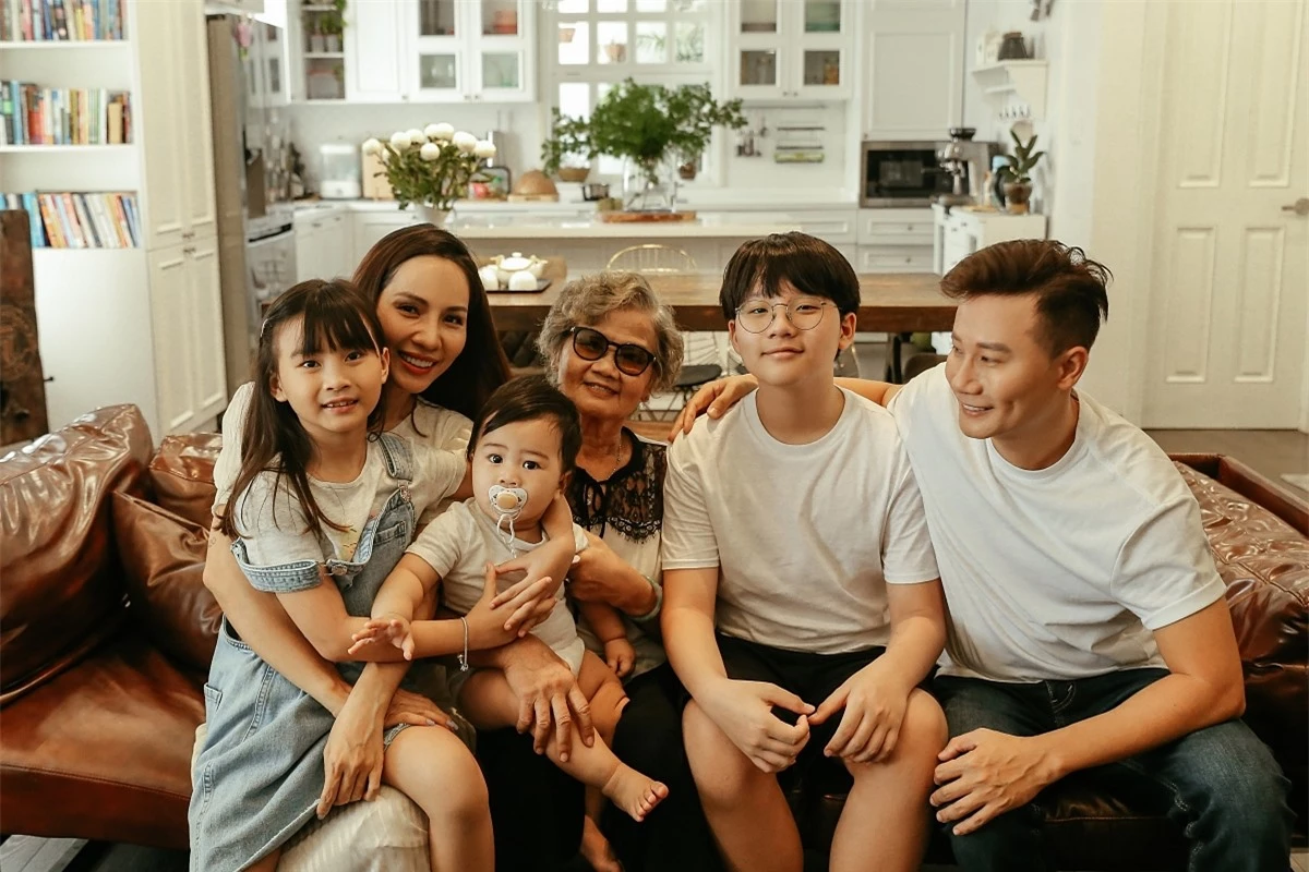 I love you family có nội dung về tình cảm gia đình và do chính con gái sáng tác. Nên Hoàng Bách mời tất cả thành viên cùng góp mặt trong sản phẩm như một kỷ niệm đẹp, đáng nhớ.