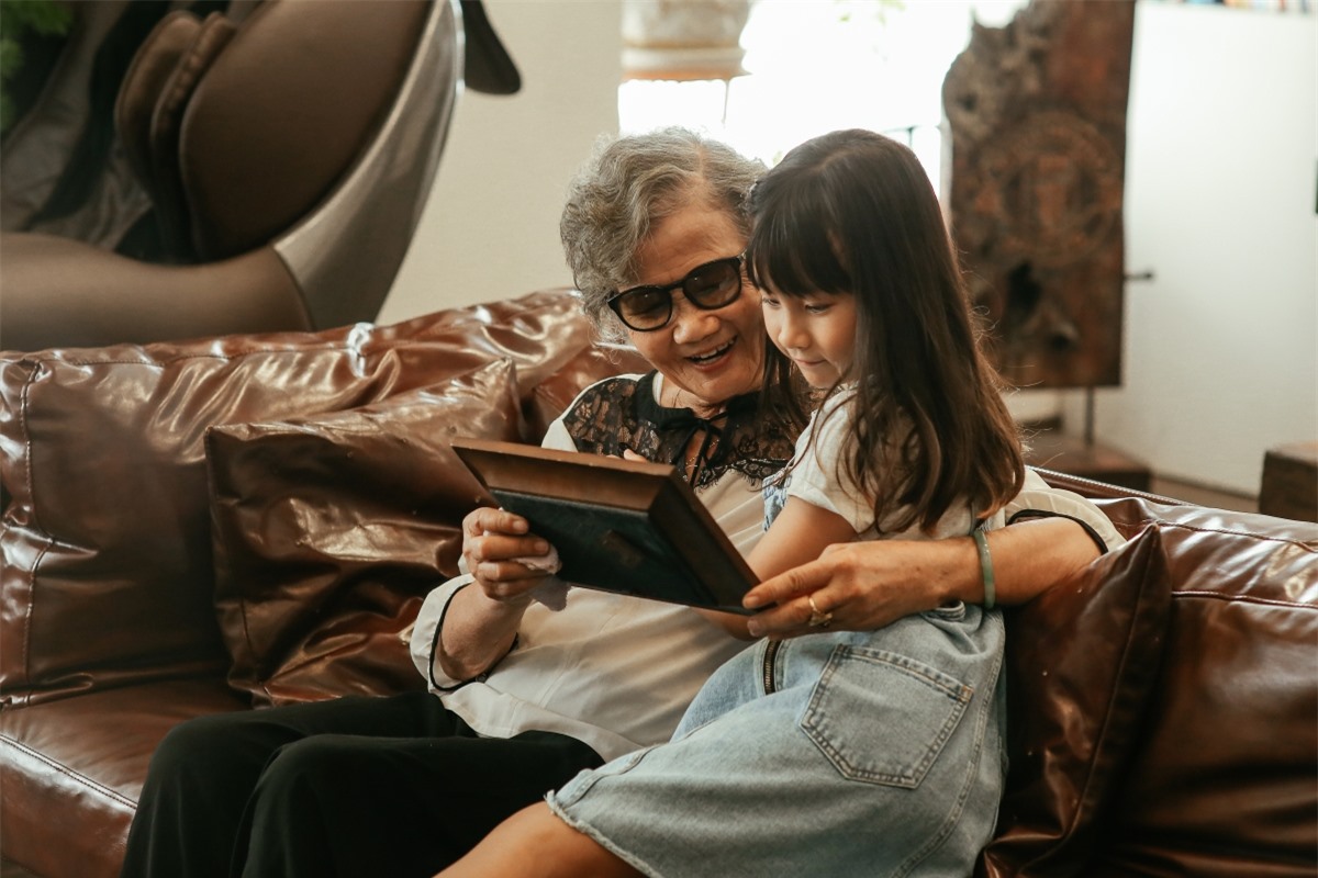 Meo Meo quây quần bên bà nội ôn lại những khoảnh khắccủa gia đình.