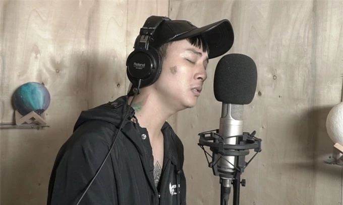 Hoài Lâm không khỏe khi thu âm ca khúc mới.