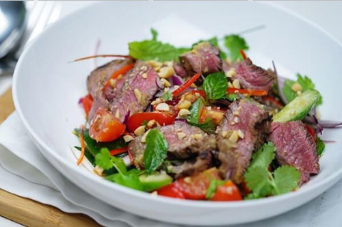 Bí quyết làm salad bò nướng ngon hơn nhà hàng