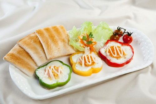 Cách làm trứng ốp la ớt chuông lạ miệng cho bữa trưa