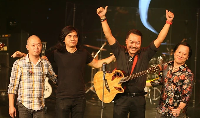 Guitarist Trần Tuấn Hùng (thứ hai từ trái sang) và các thành viên sáng lập Bức Tường tại buổi ra mắt album Con đường không tên hôm 26/11.