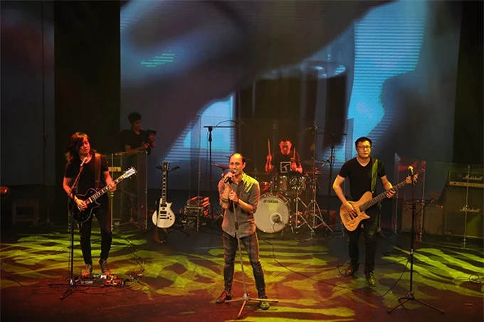 Phạm Anh Khoa đảm nhận vị trí hát chính của ban nhạc Bức Tường.