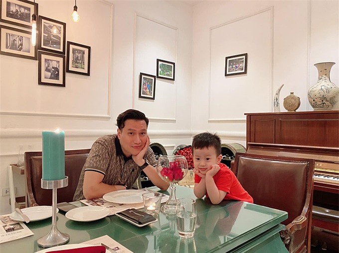 Diễn viên Việt Anh và con trai.