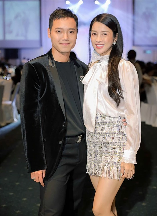 Top 5 Hoa hậu Hoàn vũ Việt Nam 2015 Trình Mỹ Duyên sánh đôi một anh chàng điển trai tại tiệc cưới. Cô đang đóng vai chính trong phim điện ảnh Kiều do Mai Thu Huyền sản xuất.
