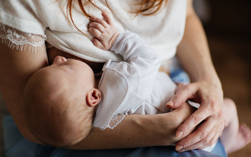 Mẹ nên làm gì nếu bị đau mắt đỏ khi đang cho con bú?