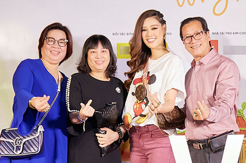Hoa hậu Khánh Vân đưa gia đình đi event