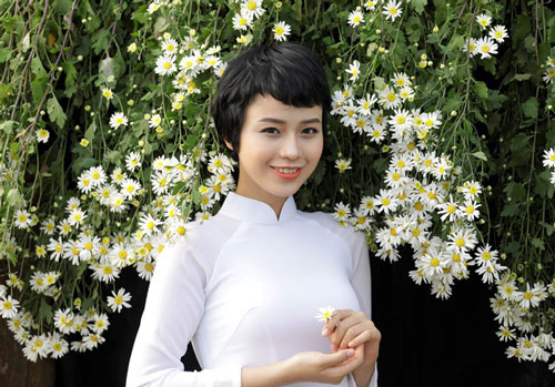 Nữ sinh Ngoại thương chữa khỏi ung thư xuất hiện với vẻ đẹp rạng rỡ