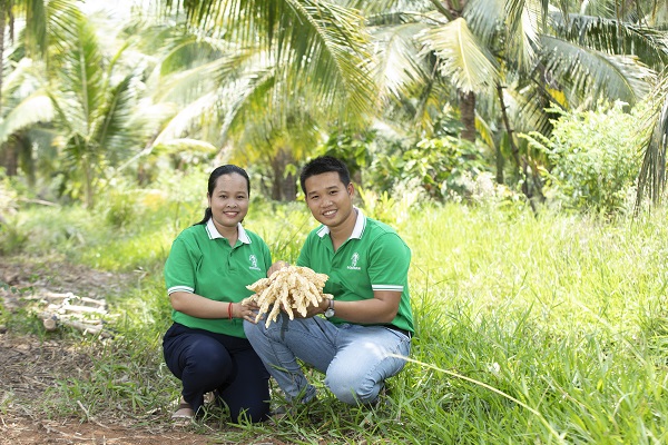 Hai vợ chồng Phạm Đình Ngãi và Chal Thi khởi nghiệp với nghề khai thác mật hoa dừa, nghề truyền thống đã bị mai một của người Khmer.