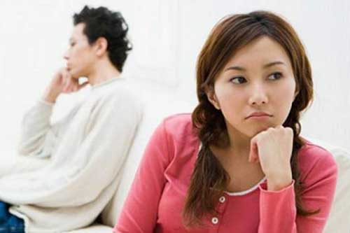 Sắp đám cưới em gái, vợ đi mua váy thì bị chồng xúc phạm: "Đã xấu còn ham hố điệu đà", vợ quay ngoắt rồi nói đúng vài câu khiến anh ta im bặt