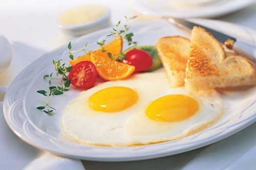 Làm trứng ốp mà chỉ thêm dầu thì không chuẩn, thêm thứ này nữa trứng mới đẹp, không bị dính