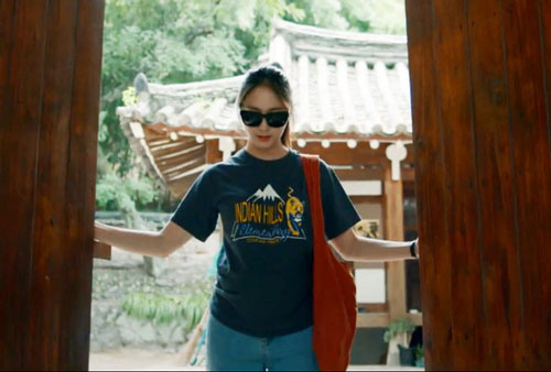 "Công chúa băng giá" Krystal Jung hóa "Mẹ bầu siêu ngầu"