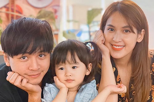 Tú Vi không thích người lạ ôm hôn con nhỏ