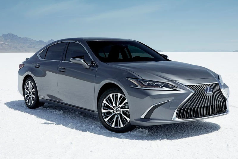 Lexus ES 2021.