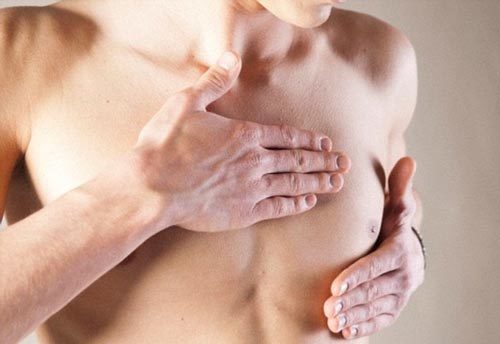 Chuyện lạ: Chàng trai 16 tuổi tiết sữa như sản phụ