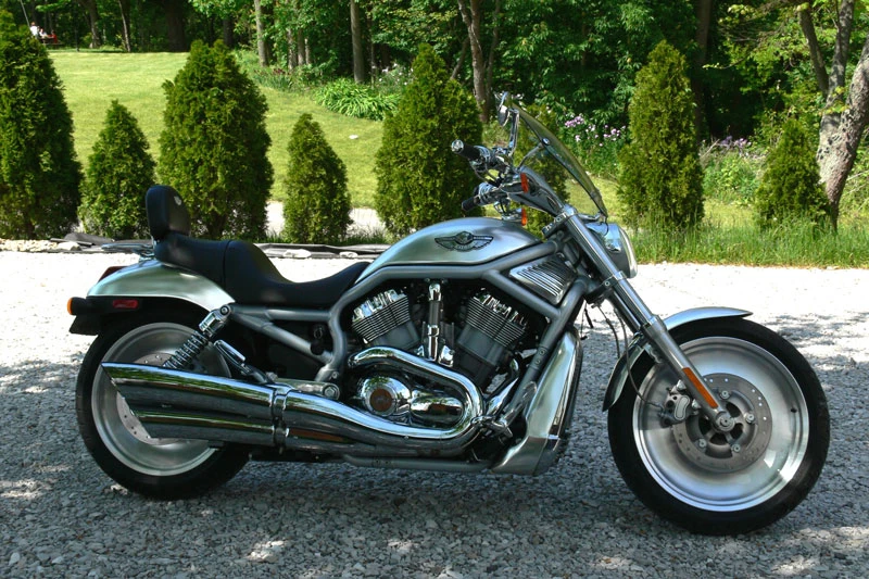 1. Harley-Davidson V-Rod 2001 (thời gian tăng tốc từ 0-96 km/h: 3,5 giây).