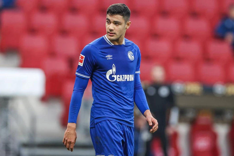 Trung vệ: Ozan Kabak (Schalke 04, 20 tuổi, định giá chuyển nhượng: 20 triệu euro).