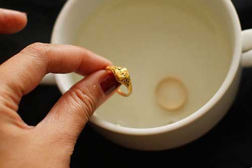 Làm sạch trang sức vàng bằng nước rửa chén, kem đánh răng