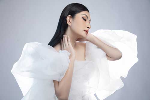 Nguyễn Hồng Nhung mong manh trong sắc trắng, tiết lộ về liveshow tiền tỷ