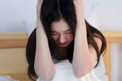 Đêm tân hôn, chuẩn bị vào giường thì nghe loáng thoáng tiếng chồng gọi điện: "Đêm nay dành cho vợ đêm mai cho em" và màn bóc trần mặt thật quyết liệt sau đó