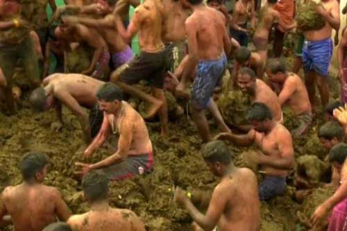 Kỳ lạ lễ hội ném phân bò ở Ấn Độ