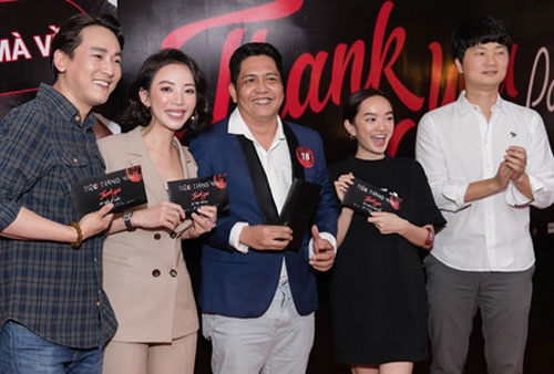 Êkíp 'Tiệc trăng máu' mở tiệc ăn mừng