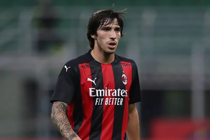 Tiền vệ: Sandro Tonali (AC Milan, 20 tuổi, định giá chuyển nhượng: 25 triệu euro).