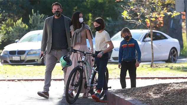 Cặp đôi được trông thấy đưa các con của Ben Affleck đi chơi công viên hôm thứ bảy.