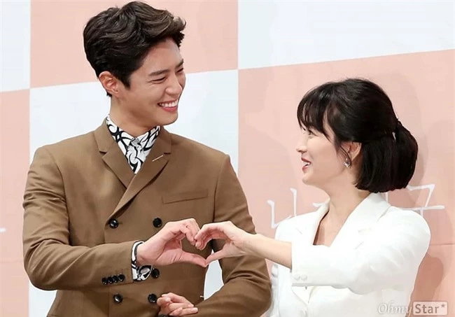 Bộ ảnh Song Hye Kyo ngọt ngào bên cạnh Park Bo Gum hot trở lại sau 2 năm, Song Joong Ki liền bị réo gọi vì nghiệt duyên - Ảnh 3.