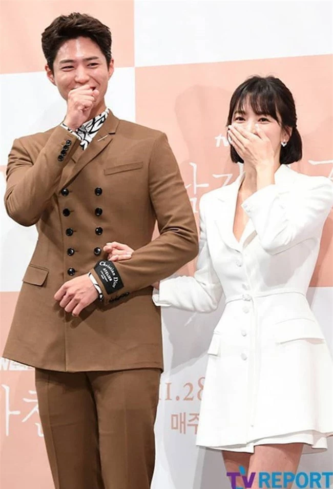 Bộ ảnh Song Hye Kyo ngọt ngào bên cạnh Park Bo Gum hot trở lại sau 2 năm, Song Joong Ki liền bị réo gọi vì nghiệt duyên - Ảnh 4.