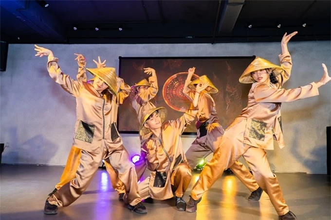 Life Dance - nhóm nhảy do Quang Đăng tuyển chọn và đào tạo mang đến tiết mục mở màn hiện đại, sôi động nhưng vẫn mang màu sắc truyền thống.