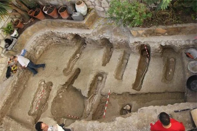 Đào đường, tình cờ khai quật hơn 400 mộ cổ ngàn năm - Ảnh 3.
