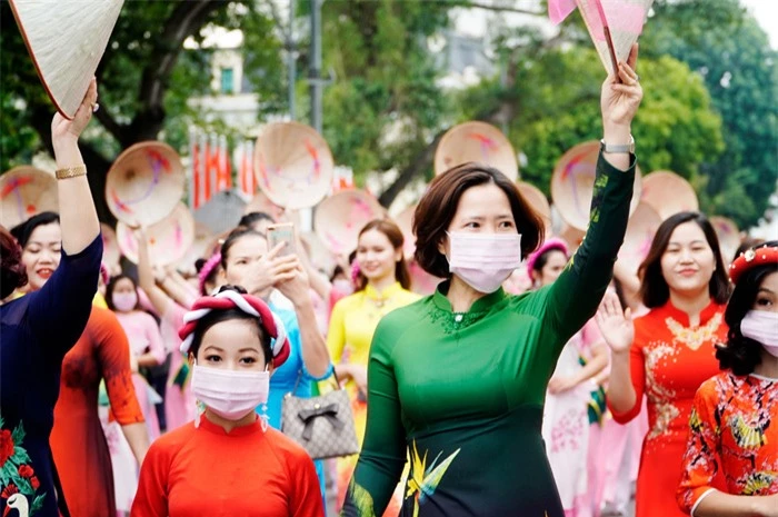 Hơn 500 phụ nữ Thủ đô đồng diễn áo dài trên Phố đi bộ Hồ Gươm - Ảnh 1.