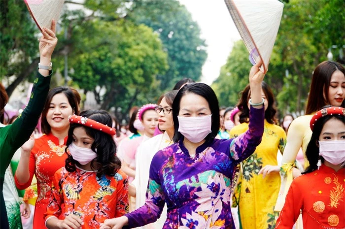 Hơn 500 phụ nữ Thủ đô đồng diễn áo dài trên Phố đi bộ Hồ Gươm - Ảnh 10.
